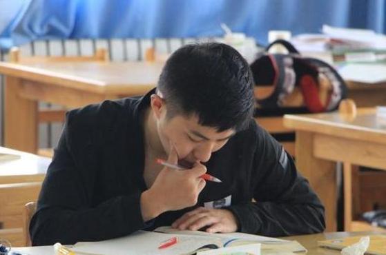 “我买了一双200元耐克鞋”,失去助学金,贫困生不配有好生活?