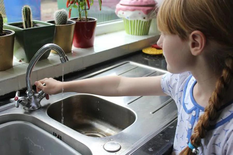 塑料暖气管道冬天冻住了怎么解冻,冬天水管冻住了怎样快速的解冻