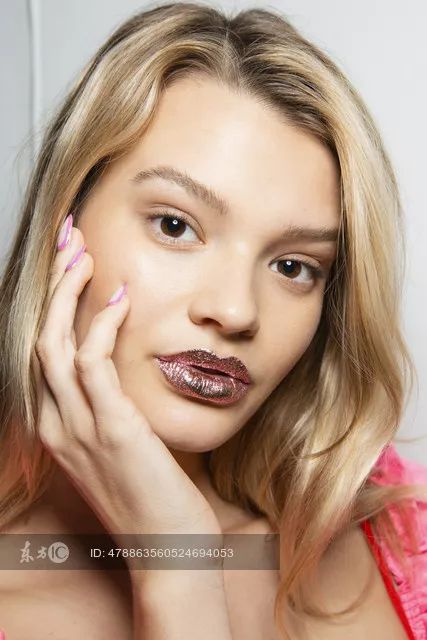 鞠婧祎李艺彤honey舞台,鞠婧祎港风复古妆容