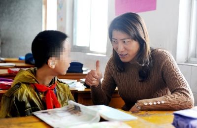 “贴心宝宝”走红，用马桶里的水给爸爸洗苹果，网友：这棉袄漏风