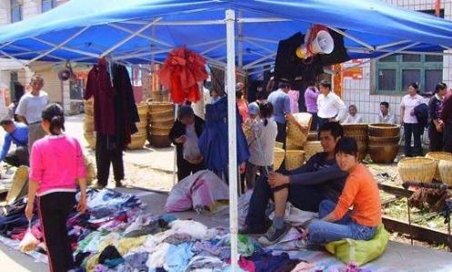 干货摆地摊卖什么最吸引人,开豪车摆地摊卖干货的技巧