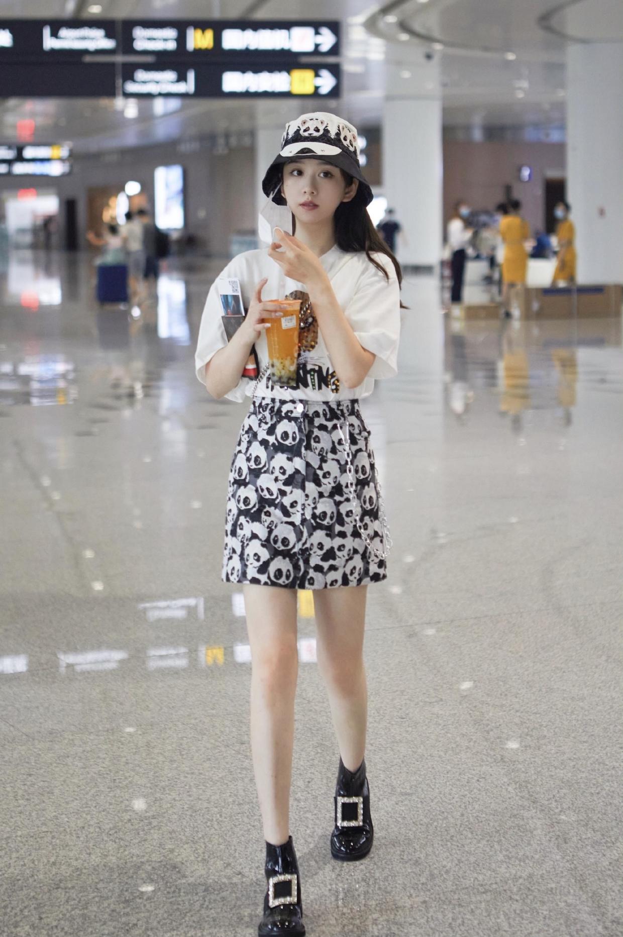 周迅穿白t恤配阔腿裤低调,周迅穿蓝色t恤