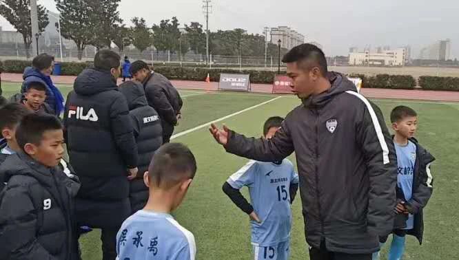 20岁开始踢足球晚不晚,20多岁踢足球晚不晚