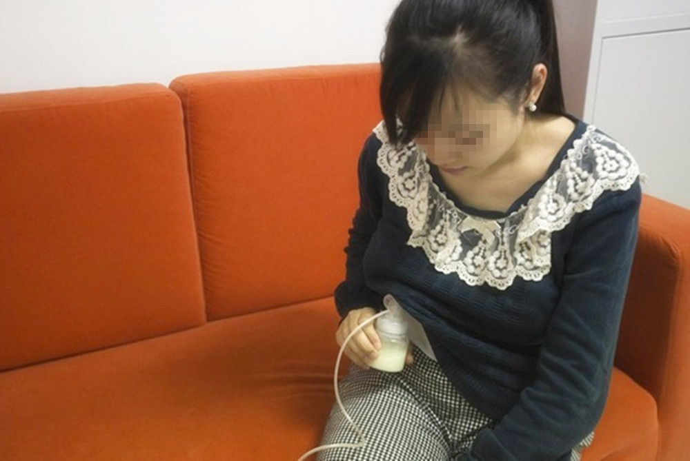 母乳太多了如何让奶少,多余的母乳可以给妈妈喝吗