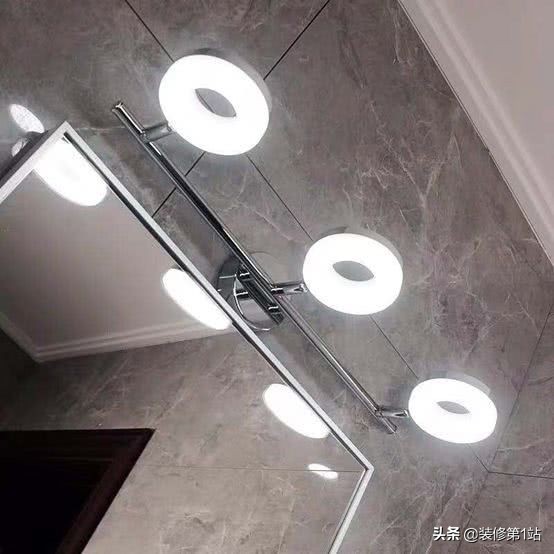 美妆第一步,卫生间装修选好镜前灯