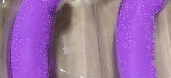 橡胶制品有裂缝,橡胶表面一层白色物是什么原因