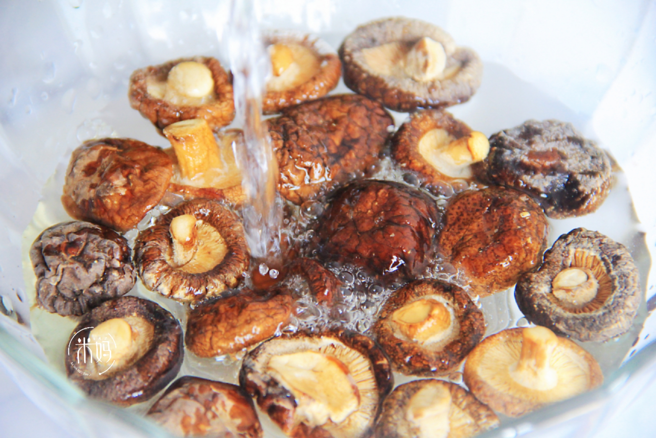 泡过水的干香菇怎么处理,泡发干香菇有苦味