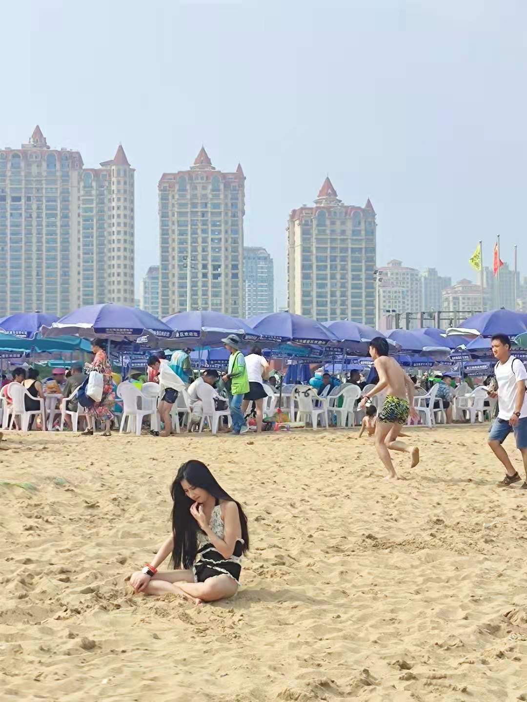 青岛金沙滩——亚洲第一滩，夏天人气火爆，美女扎堆，超级震撼