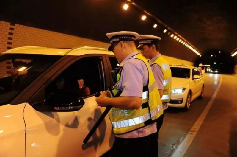 隧道里遇到龟速车,高速隧道遇到龟速行驶怎么处理