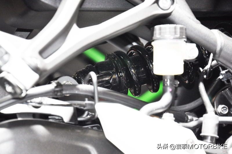 川崎zx-25r与川崎ninja400哪个快,川崎四缸忍者zx-25r配置大揭秘