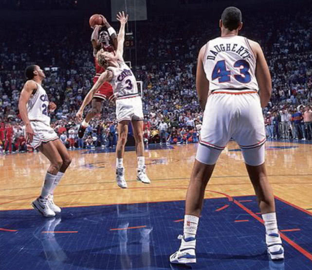 “乔丹伟大23战”9-12:69分坐实骑士克星,1动作吓坏魔术师