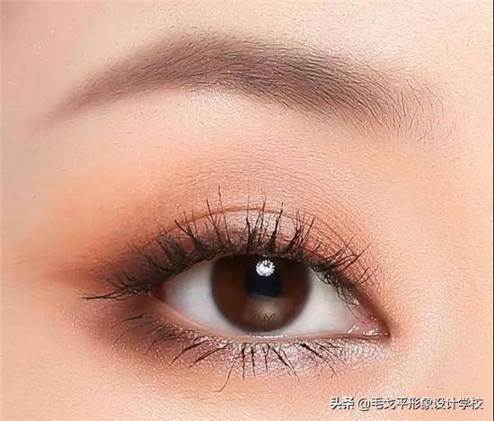 眼影盘颜色太多了咋办,眼影盘很多花