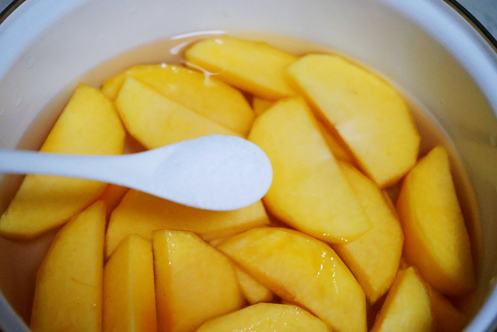 黄桃成熟了摘下来做个黄桃罐头,黄桃丰收