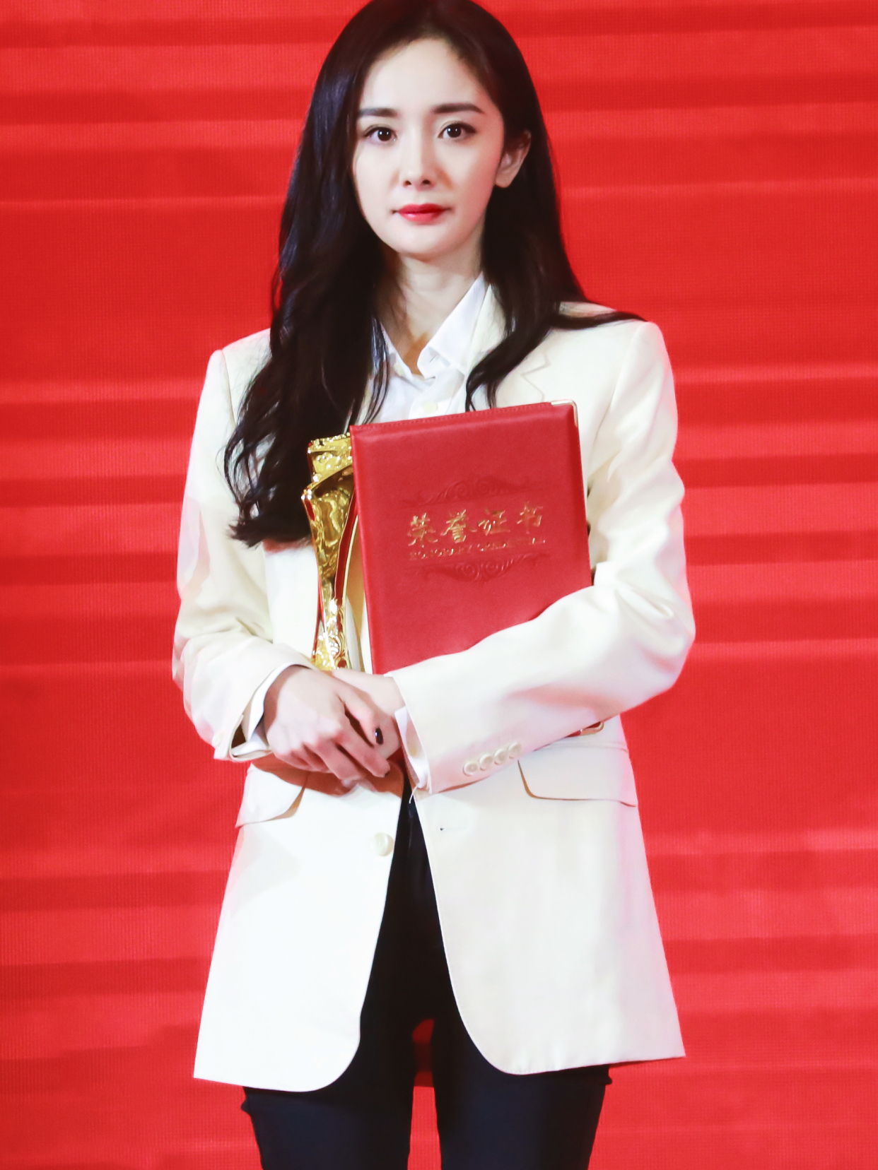 杨幂衣品真出众穿西装知性干练,杨幂穿五分短裤引领新潮流穿搭