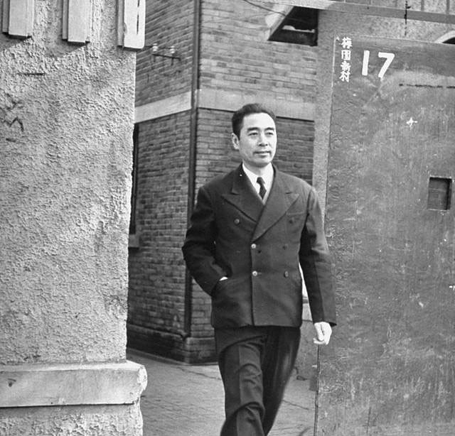 记者故意刁难周总理:为何要用美产钢笔?他的回答让记者羞愧