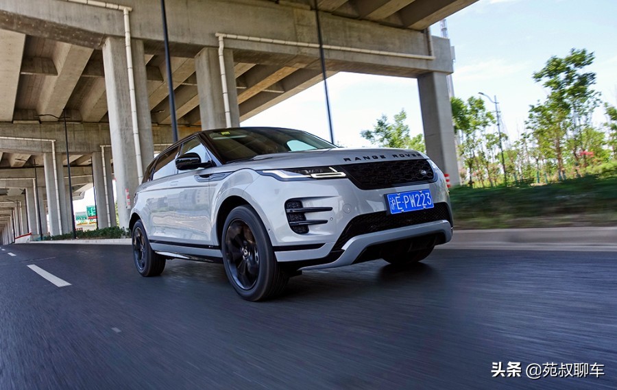 有颜值之后，空间也变得更宽敞，试驾路虎揽胜极光L