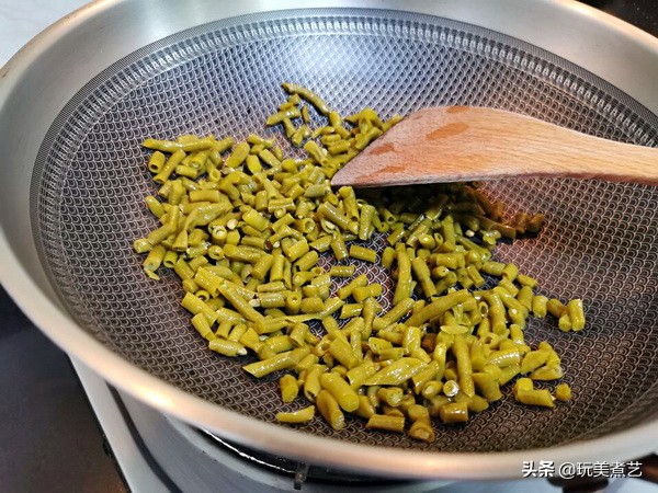 酸豆角怎么弄才好吃,酸豆角腌咸了要怎么变淡的