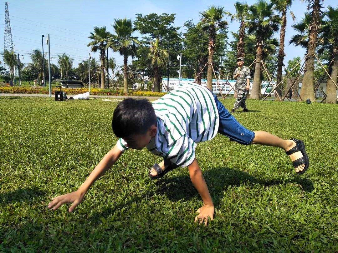 孩子喜欢模仿狗的动作怎么办,小孩模仿动物动作正常吗