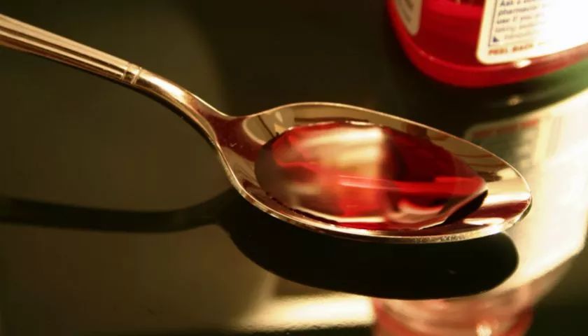 小伙吃过量感冒药,长期吃感冒药会成瘾吗