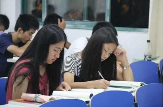 家里没条件考三本还读吗,普通家庭读三本还是大专