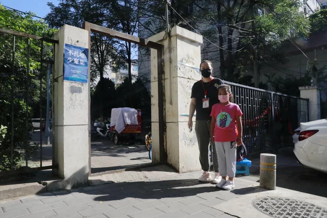 他们坚守在疫情防控一线,防控疫情他们在风雪中坚守