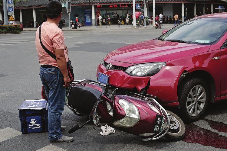 开车把逆行的电动车撞了怎么定责,电动车逆行导致对方摔伤怎么处理