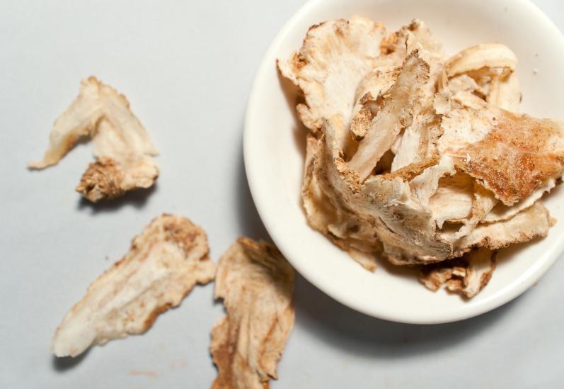 气血亏虚白发多吃什么药好,气血虚引起白发吃什么食物好