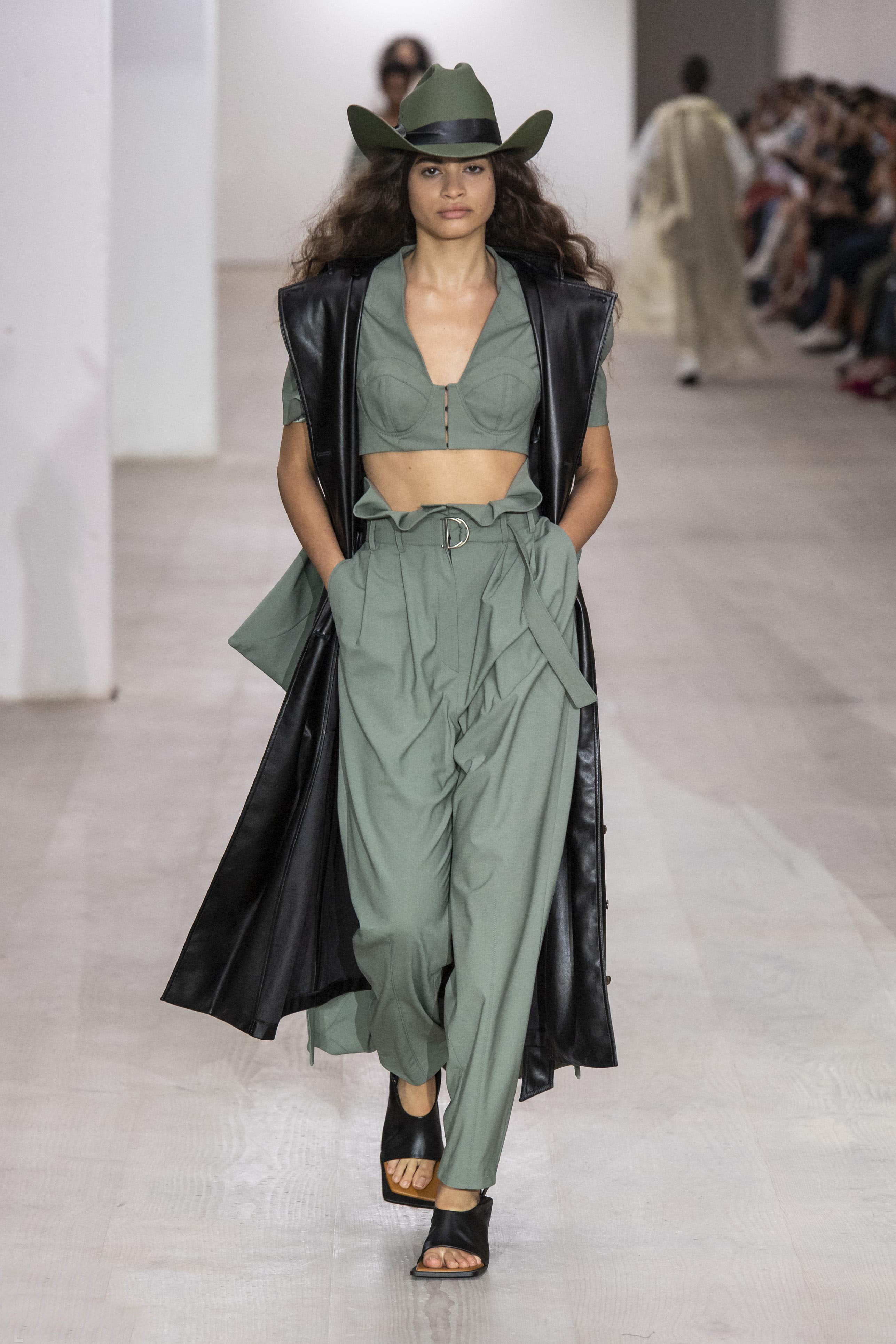 2023秋冬上海时装周秀场设计,2021巴黎高定时装周秀场