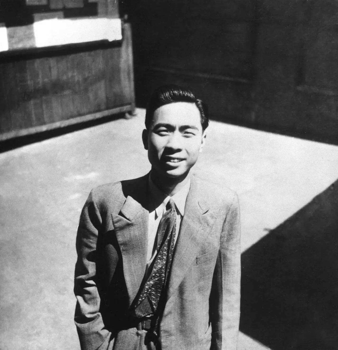 挂科、酒鬼、瘾君子，让闻一多伤心、沈从文推崇，终成散文大师