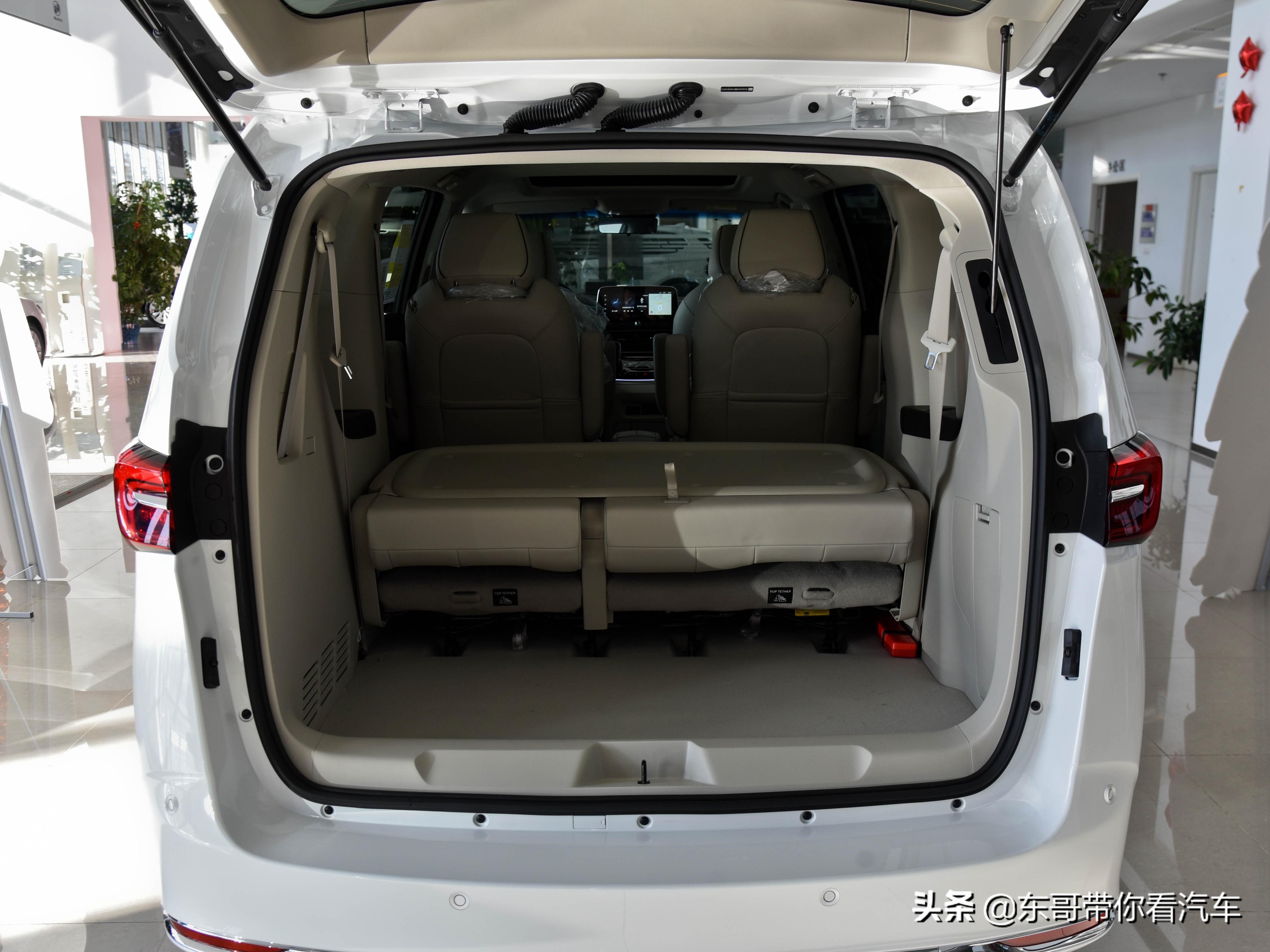 经典标杆MPV，空间大老板爱，动力省油有劲，带你看别克GL8