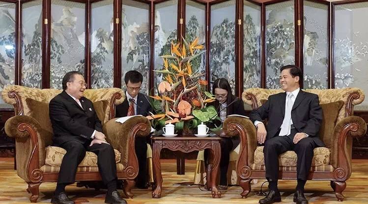 穷小子靠古董成亿万富翁,穷小子逆袭成为泰国豪门