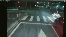 老人过马路被车撞怎么划分责任,过马路被车撞有次要责任怎么赔偿