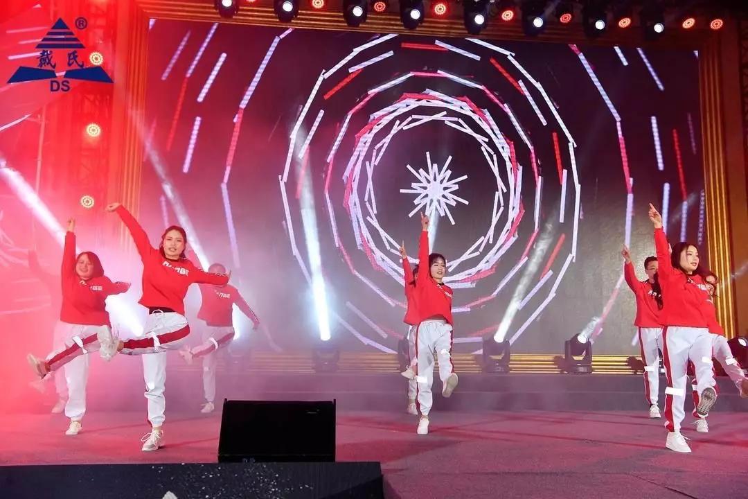 规范自律天道酬勤，奉献担当人心有秤，戴氏教育名航部拜年会
