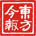 92岁老人坐轮椅在病房为89岁妻子送鲜花庆祝结婚65周年