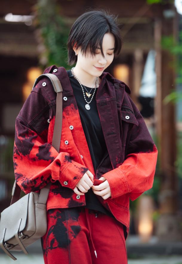 山花浪漫不及眉间一点朱砂，万千颜色都不如红色艳丽好穿搭