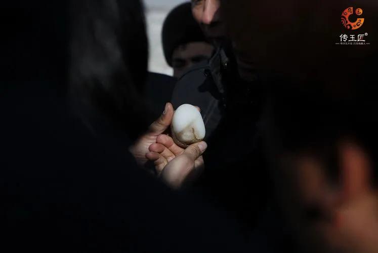 一泡尿尿出几十万大洋的翡翠,一泡尿浇出天价宝石