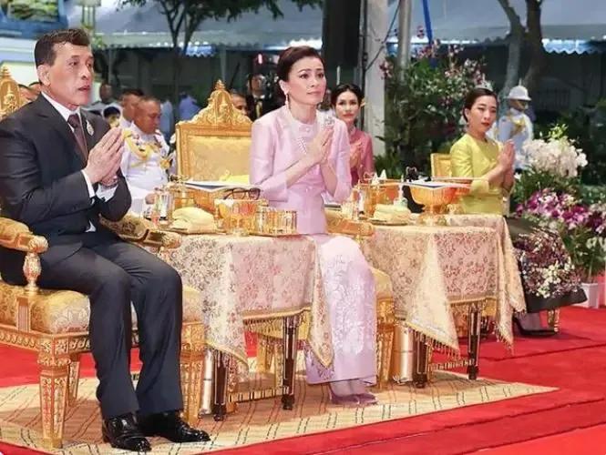 最新公务活动，诗妃坐次改变暗示地位改变，跪地卑微惹人怜