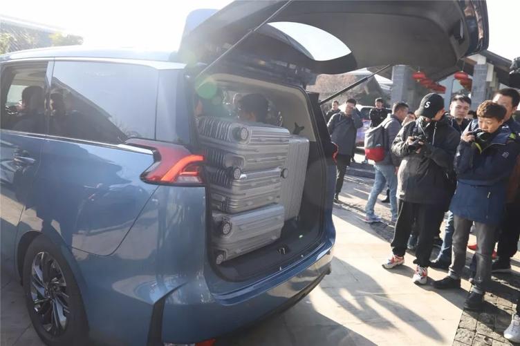 上汽大通maxusg50试驾,上汽大通g50试驾对比广汽传祺gm6