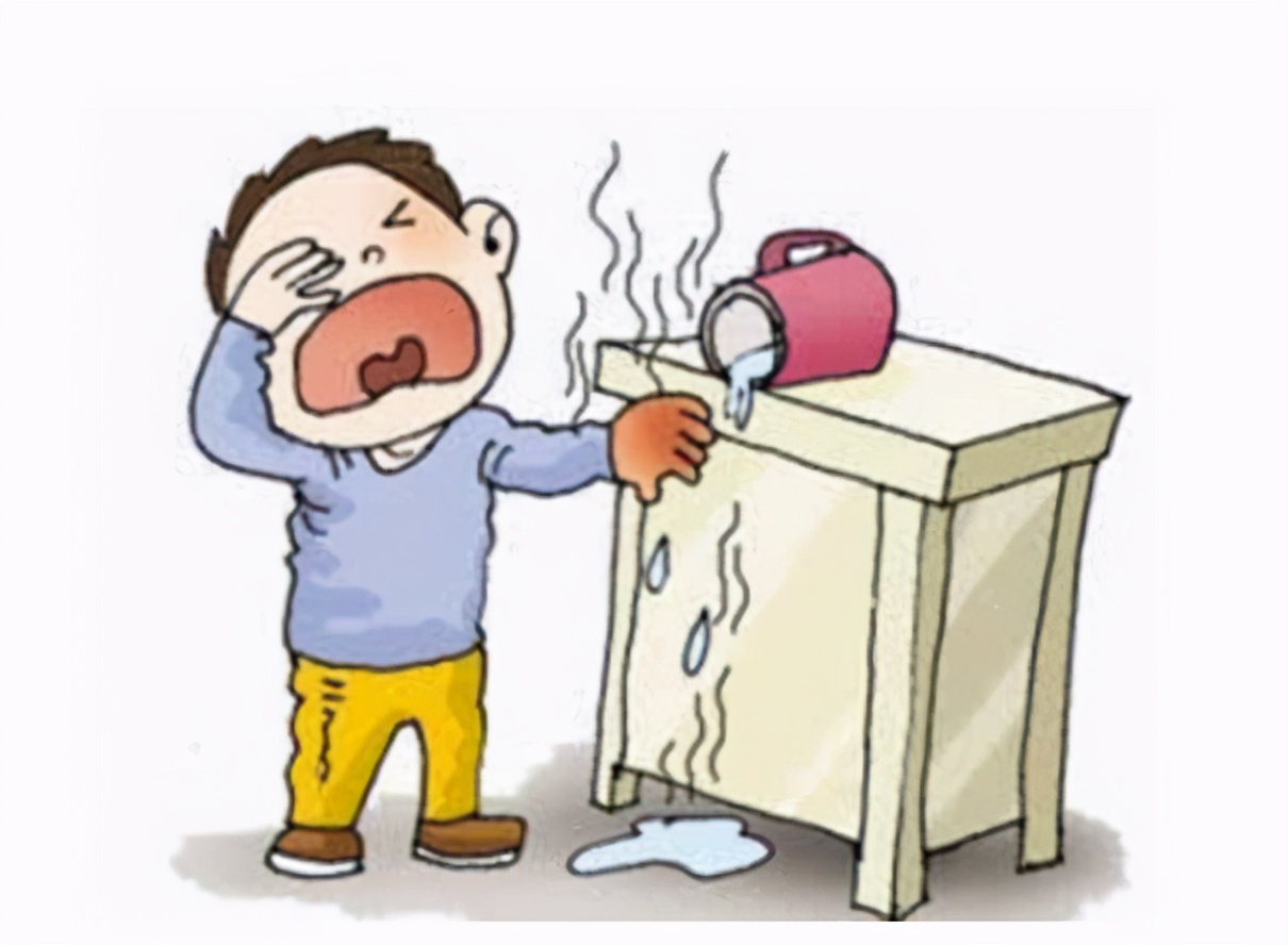 开水烫伤冲水了还是觉得疼怎么办,烫伤后先脱衣服还是先冲水