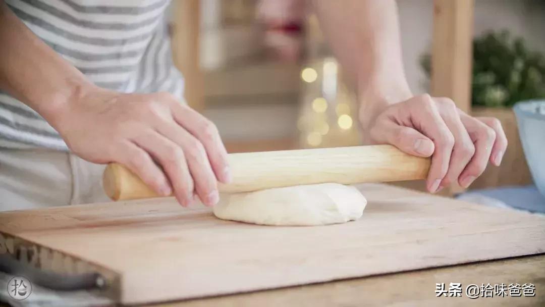 在家也可以做出酥脆的绿豆饼了,在家自制酥皮冰绿豆饼不用烤箱