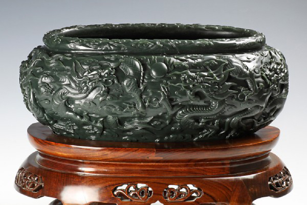 市价二三百块钱的玉镯是真玉石吗,克价超过黄金的文玩