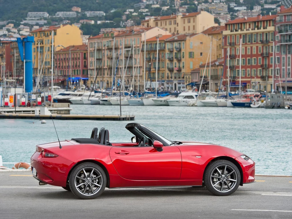 开着敞篷放大风吹,开着敞篷在海边兜风