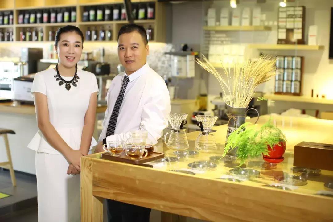 他用“小米模式”5年爆开1000+茶饮店!92%加盟店盈利!