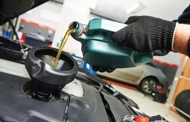 换机油只能换一个品牌吗,换机油就一定换机油滤芯吗