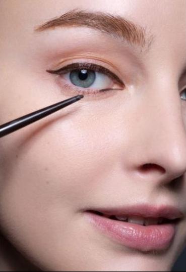 ol妆化妆教程,新手化妆入门教程无眼影红唇妆