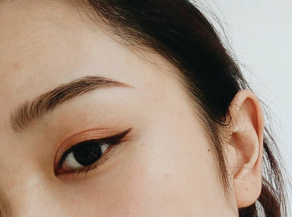 下眼线怎么画不显脏不晕妆,眼线怎么画不戴美瞳都显大