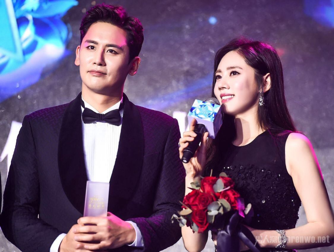 他对老婆说:如果我出轨,我死你也死,如今腿上却坐了别的女人