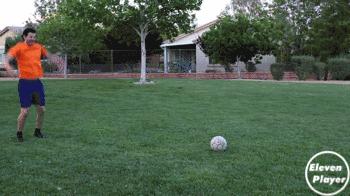 足球基本知识和球性,足球基本功训练拉球绕过另一条腿