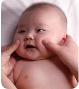 怎样的按摩手法能缓解宝宝鼻塞,婴儿鼻塞不通气小妙招抚触