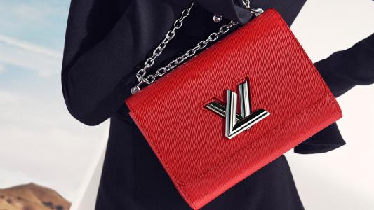 lv水桶包和邮差包哪个值得入手,lv哪些包包值得入手